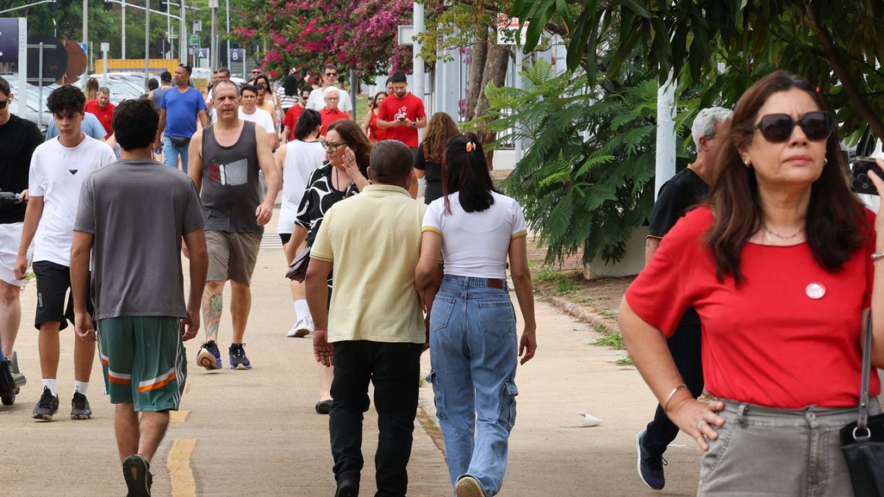 Deputada Ana Elisa em evento de campanha, simbolizando a presença feminina na política brasileira