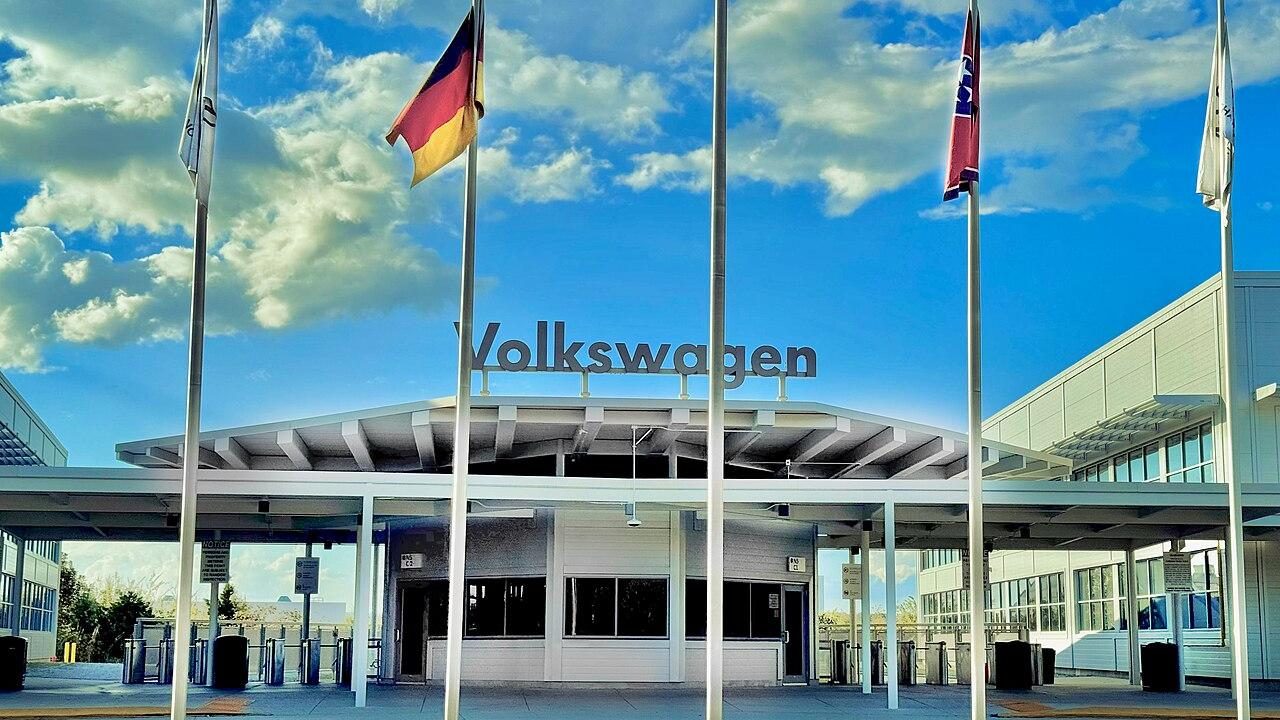 Fábrica da Volkswagen com trabalhadores e representantes sindicais