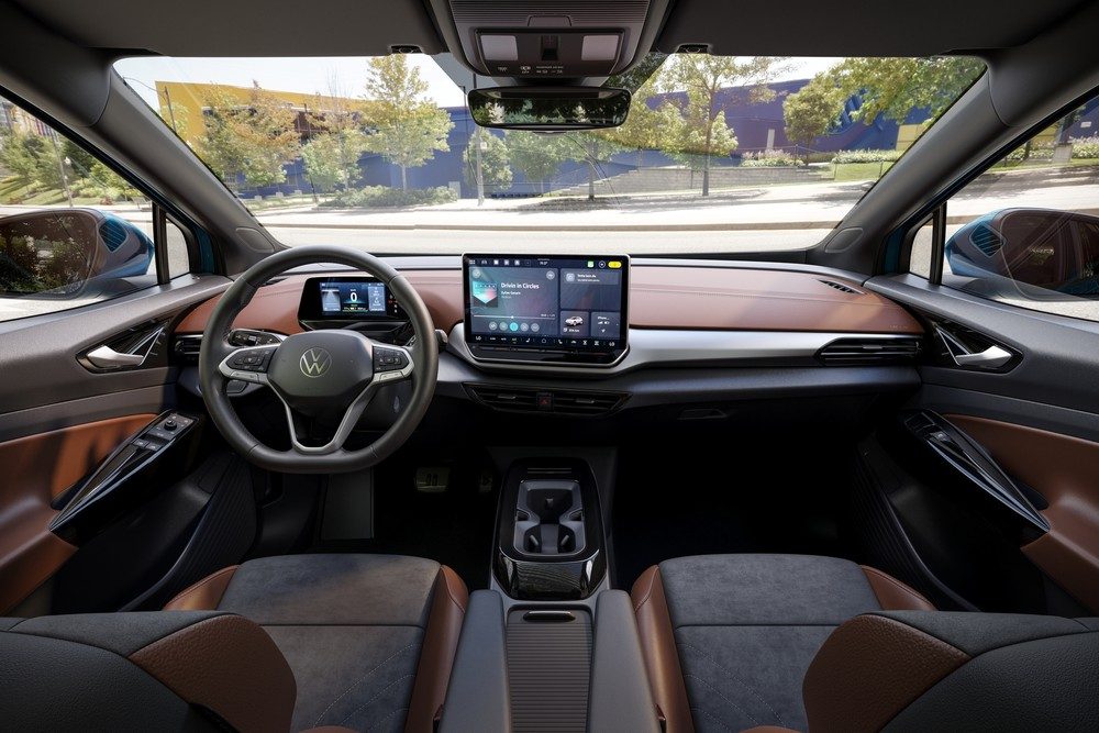 Interior do Volkswagen ID.4 tem combinação de marrom, preto e cinza.