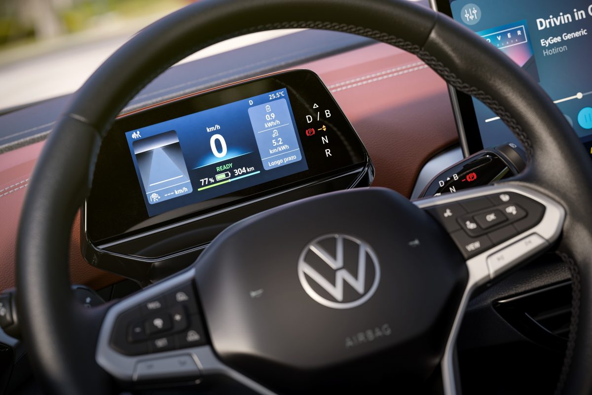 Volante do Volkswagen ID.4 e minúsculo painel de instrumentos.