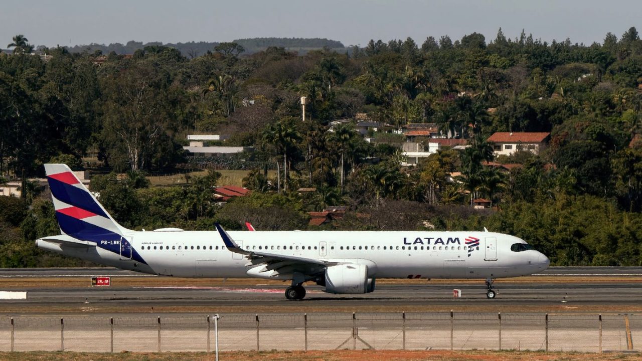 Aeroporto Internacional de Confins com avião da Latam no pátio