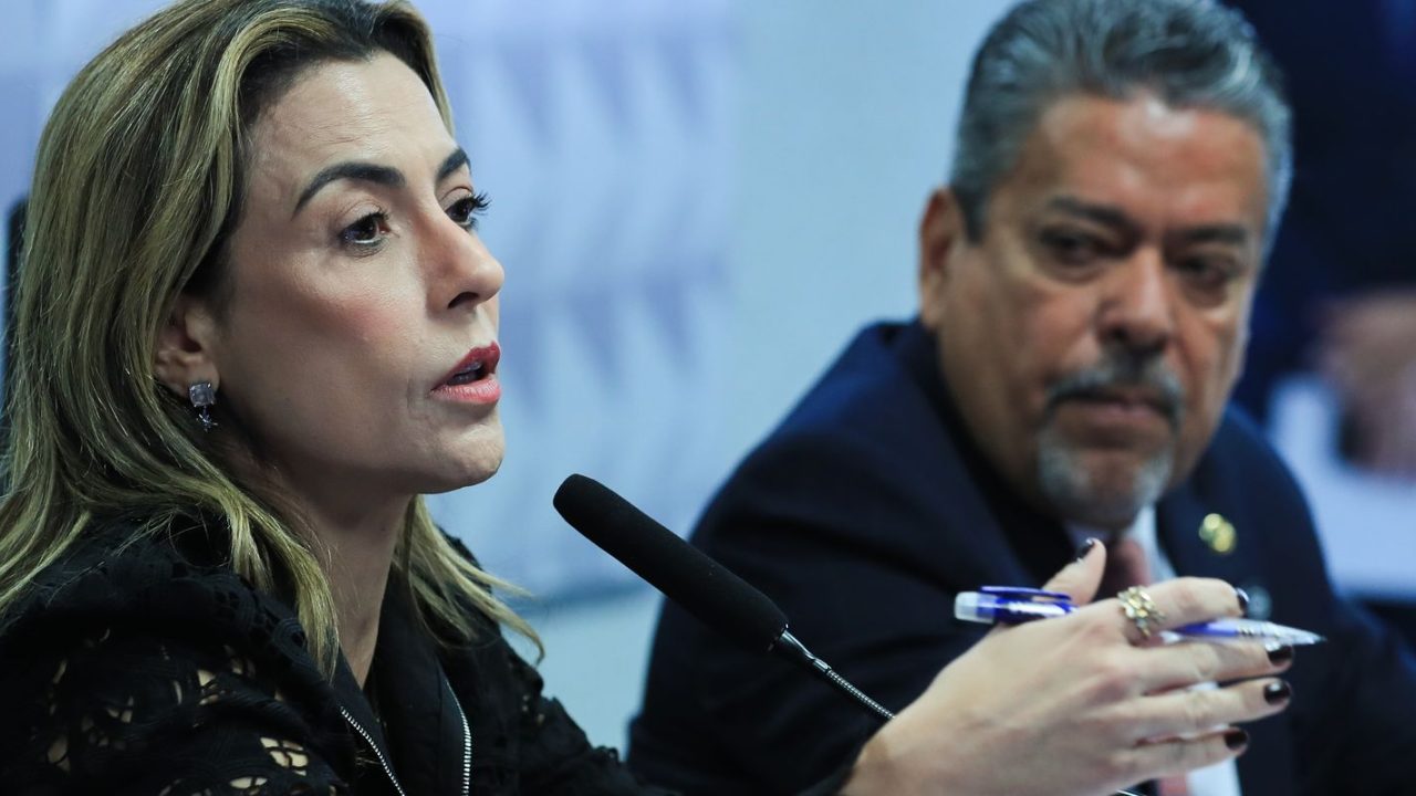 Advogado Willer Tomaz de Souza em frente a tela de apostas online
