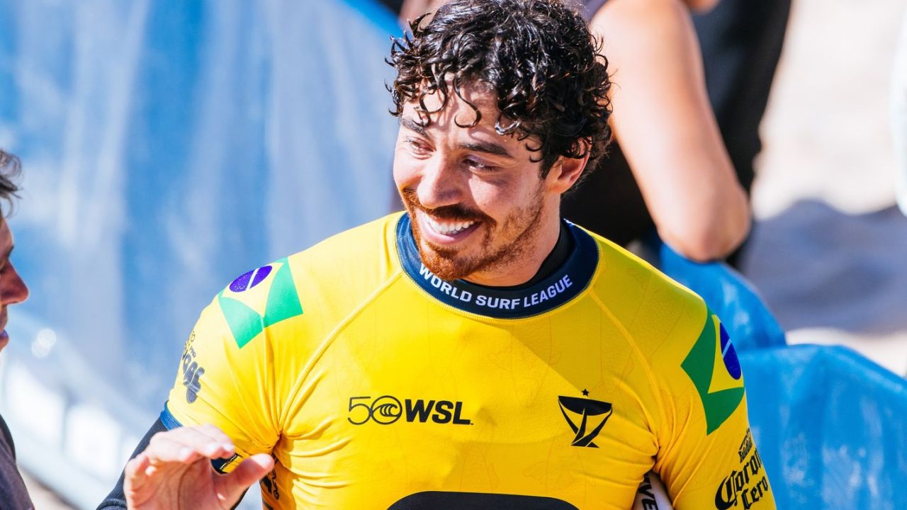 Surfistas brasileiros Yago Dora, Ítalo Ferreira e Gabriel Medina competindo nas oitavas de final em Peniche, Portugal