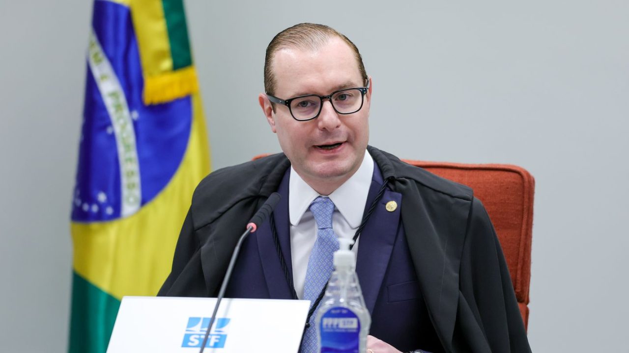 Ministro Cristiano Zanin em sessão no STF