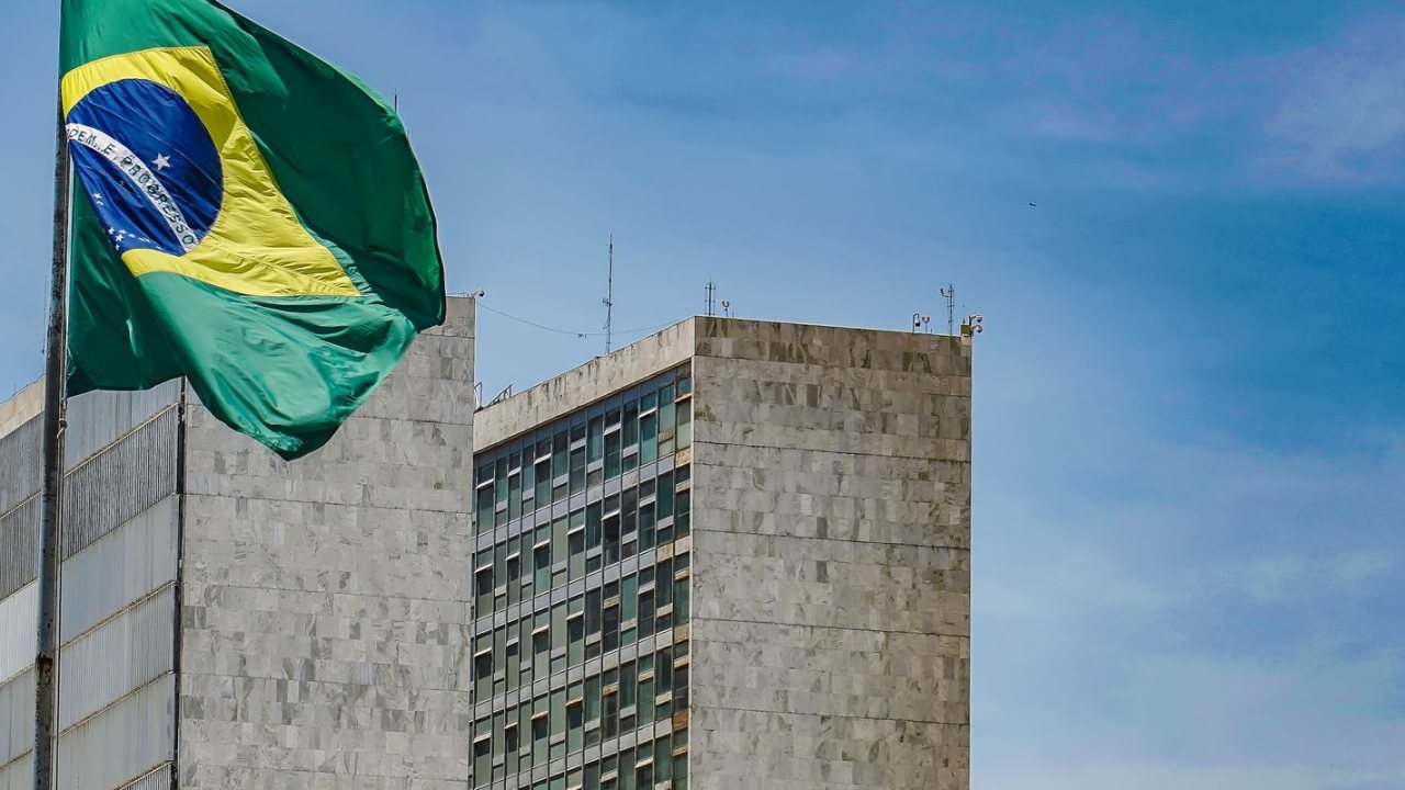 Candidatos Flávio Bolsonaro e Lula em eventos de campanha eleitoral