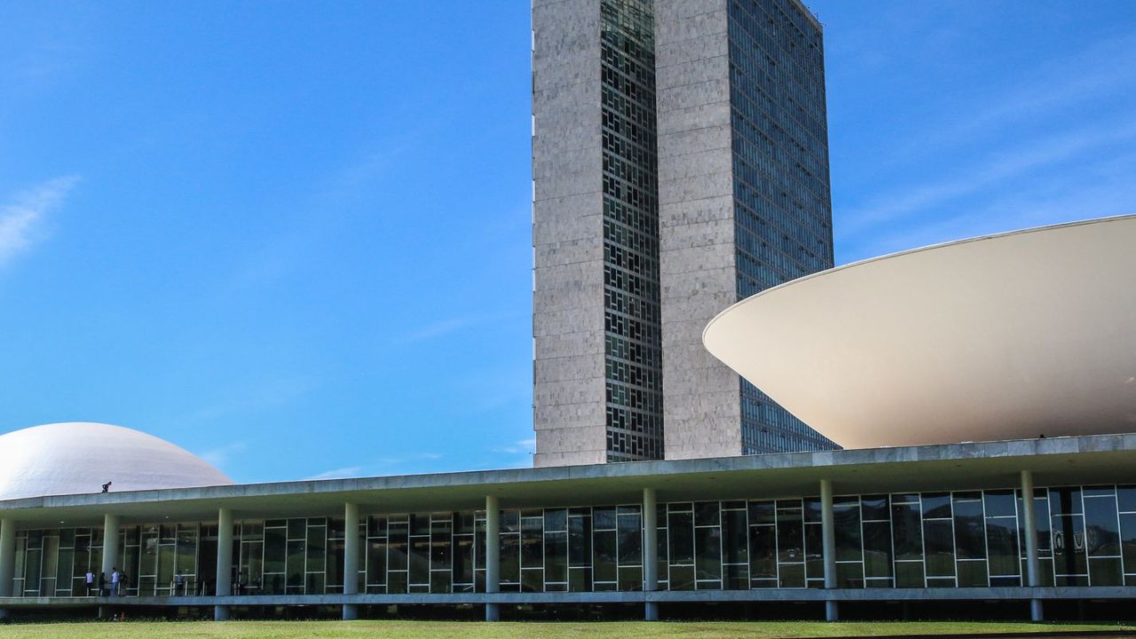 Investigadores da Polícia Federal analisando documentos sobre o fundo Havengate