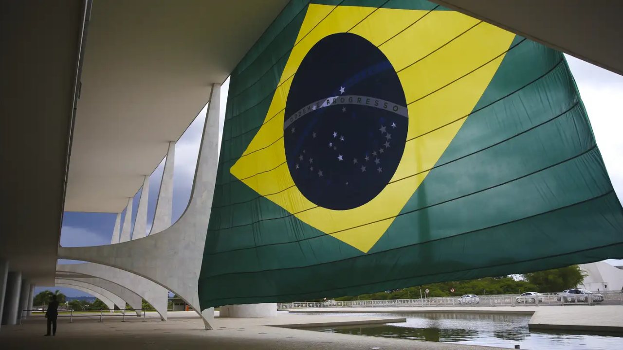 Ibaneis Rocha em reunião institucional, logo ao lado de representantes do Banco de Brasília e do Banco Master
