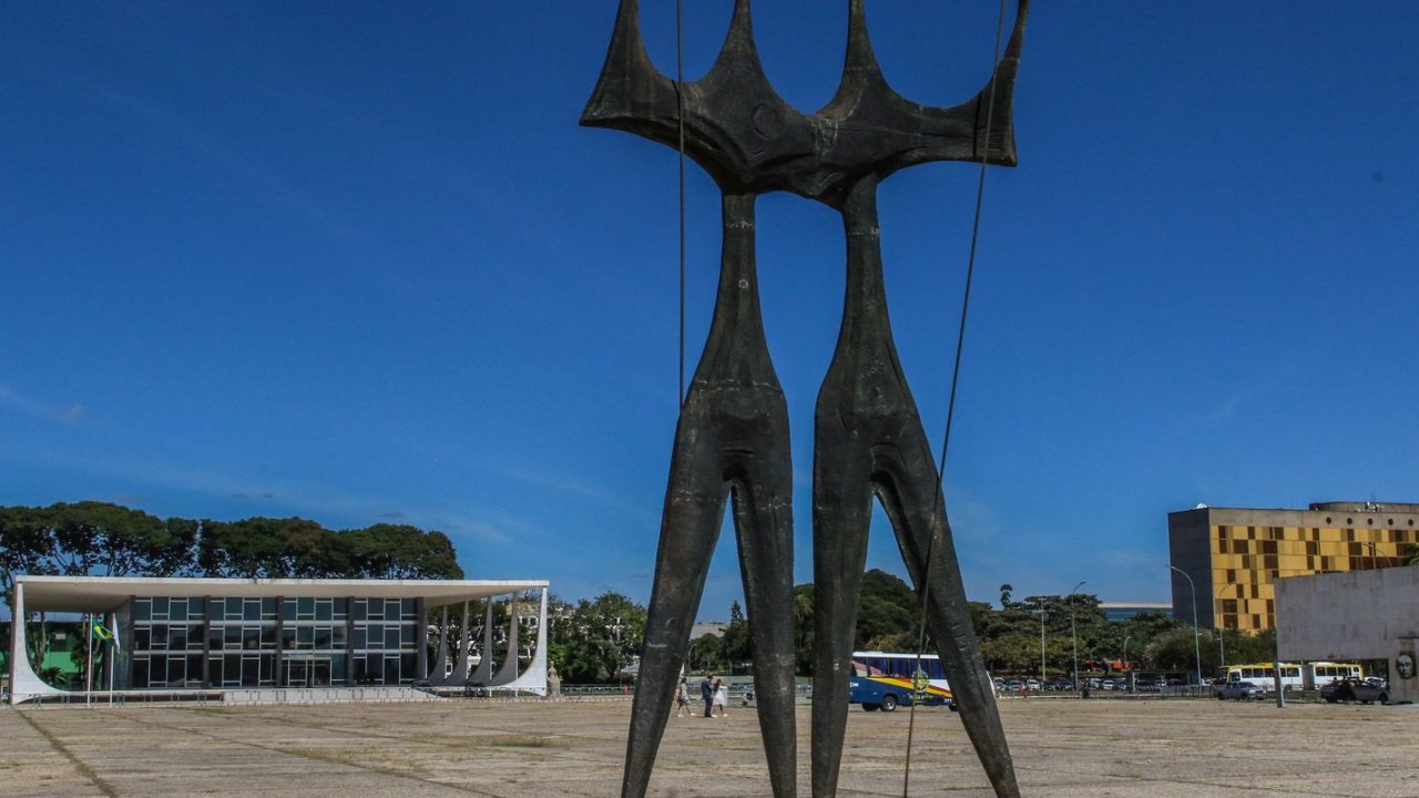 Candidatos Lula e Flávio Bolsonaro em debate presidencial